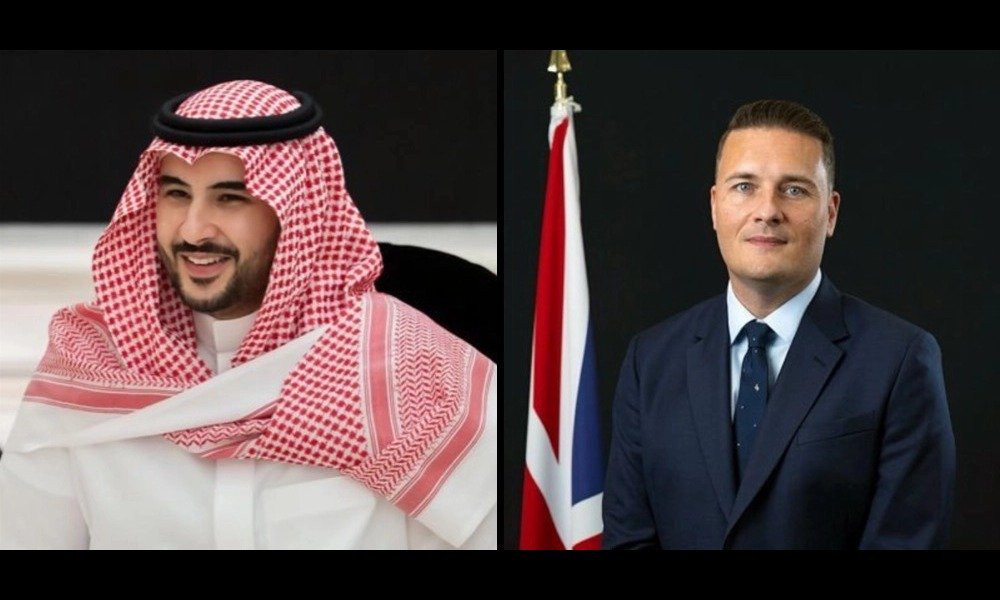 Saudi British defense ministers discuss over phone